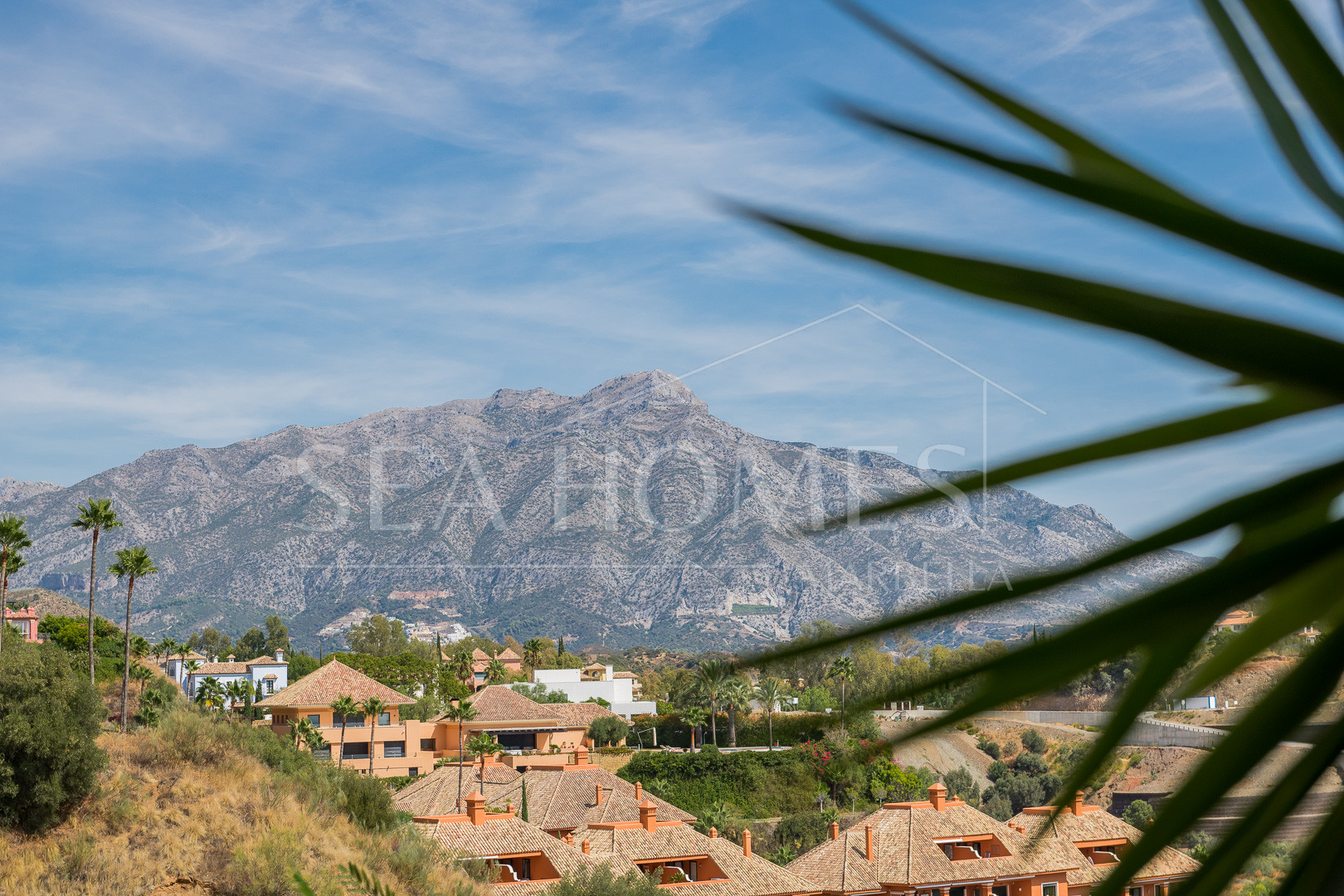 Stunning duplex penthouse with 5 bedrooms and panoramic sea views for sale in Monte Halcones, Benahavis