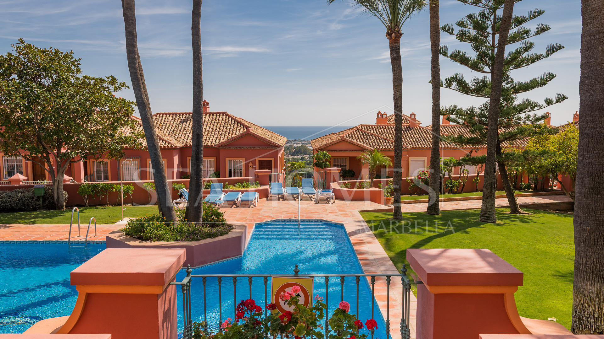 Stunning duplex penthouse with 5 bedrooms and panoramic sea views for sale in Monte Halcones, Benahavis