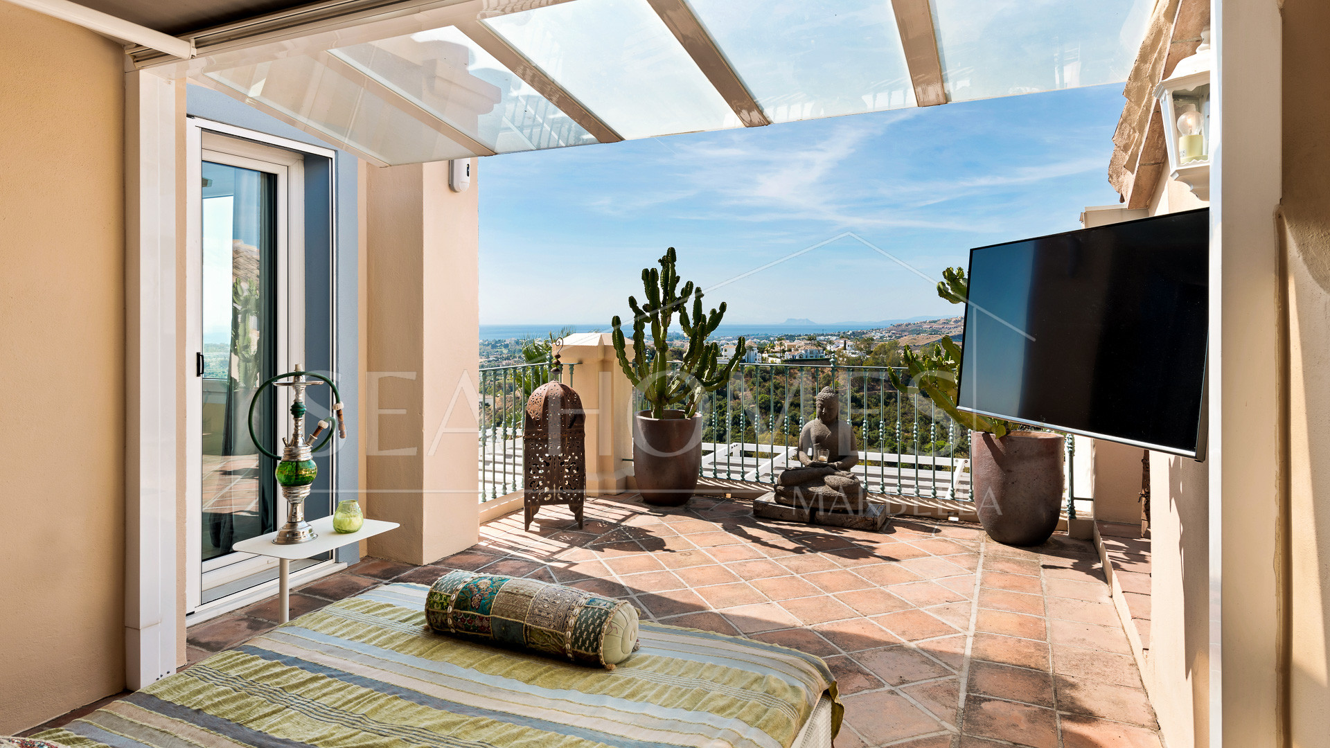 Stunning duplex penthouse with 5 bedrooms and panoramic sea views for sale in Monte Halcones, Benahavis