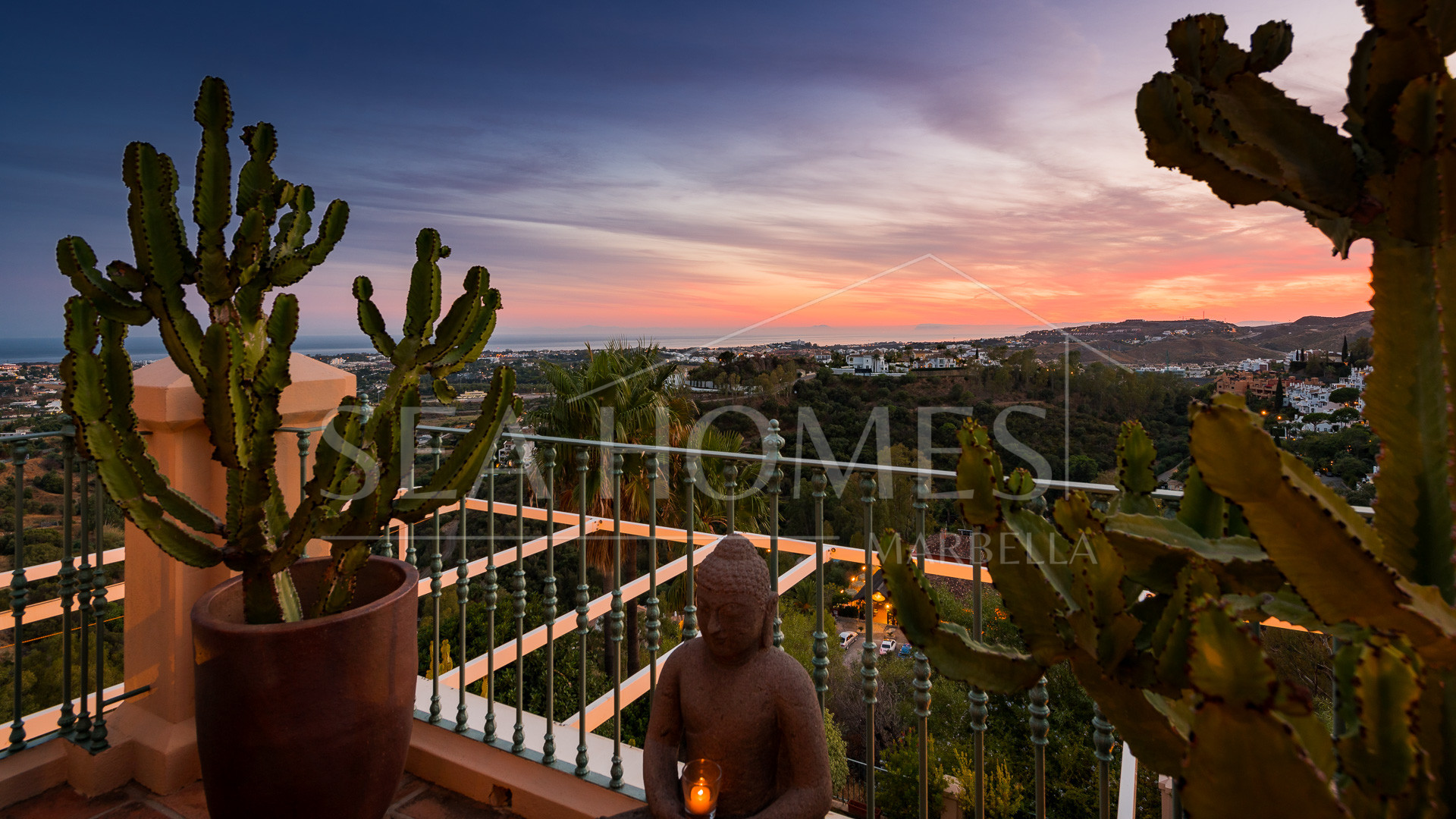 Stunning duplex penthouse with 5 bedrooms and panoramic sea views for sale in Monte Halcones, Benahavis