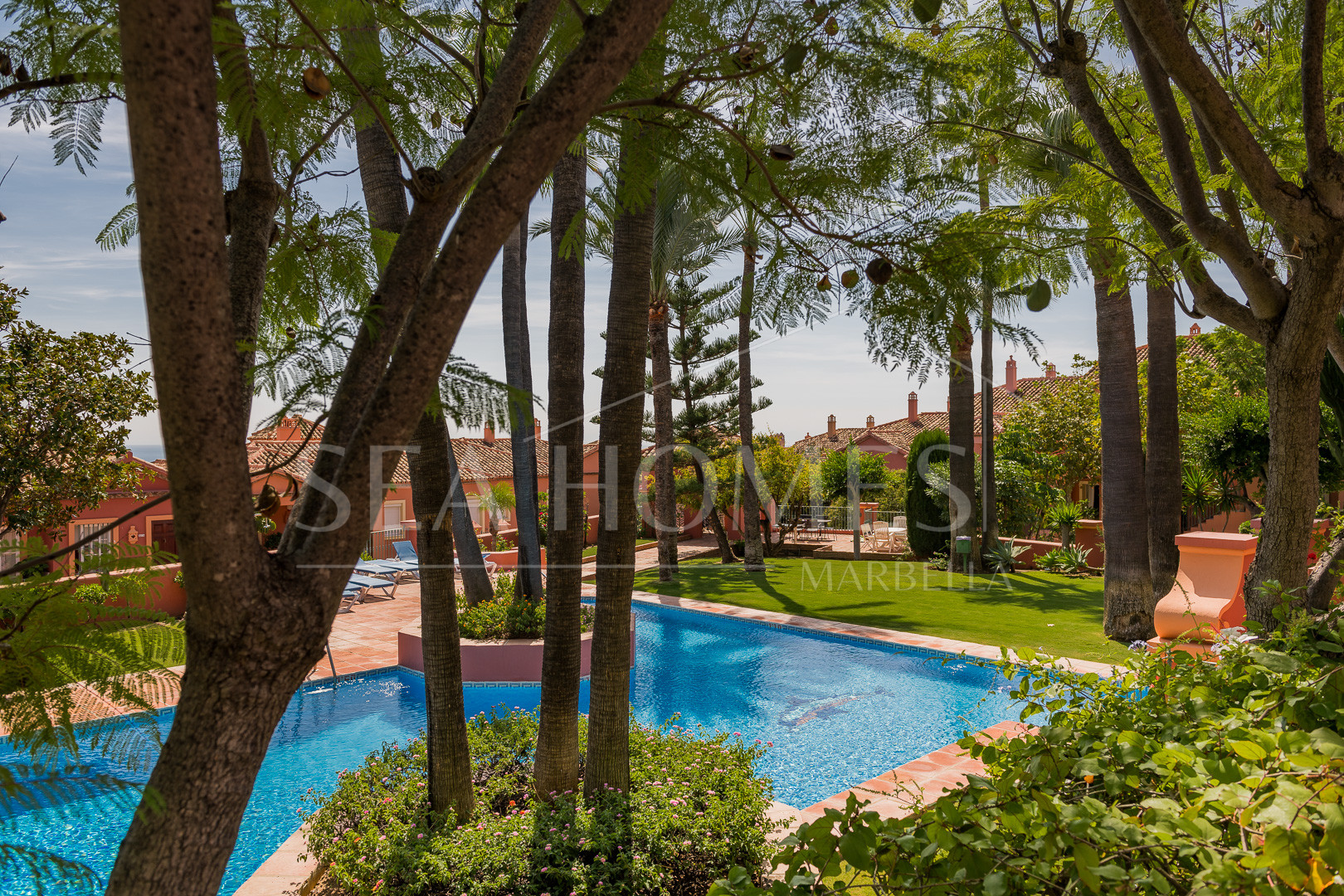 Stunning duplex penthouse with 5 bedrooms and panoramic sea views for sale in Monte Halcones, Benahavis