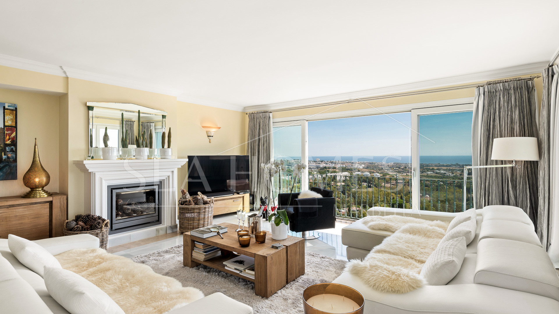 Stunning duplex penthouse with 5 bedrooms and panoramic sea views for sale in Monte Halcones, Benahavis