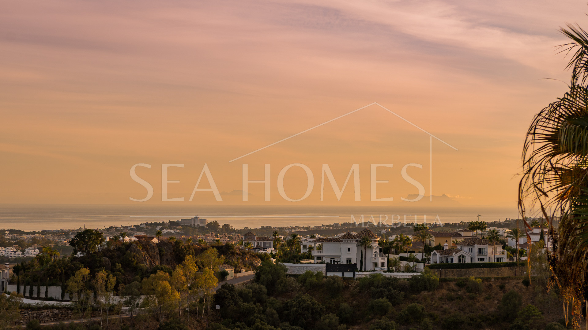 Stunning duplex penthouse with 5 bedrooms and panoramic sea views for sale in Monte Halcones, Benahavis