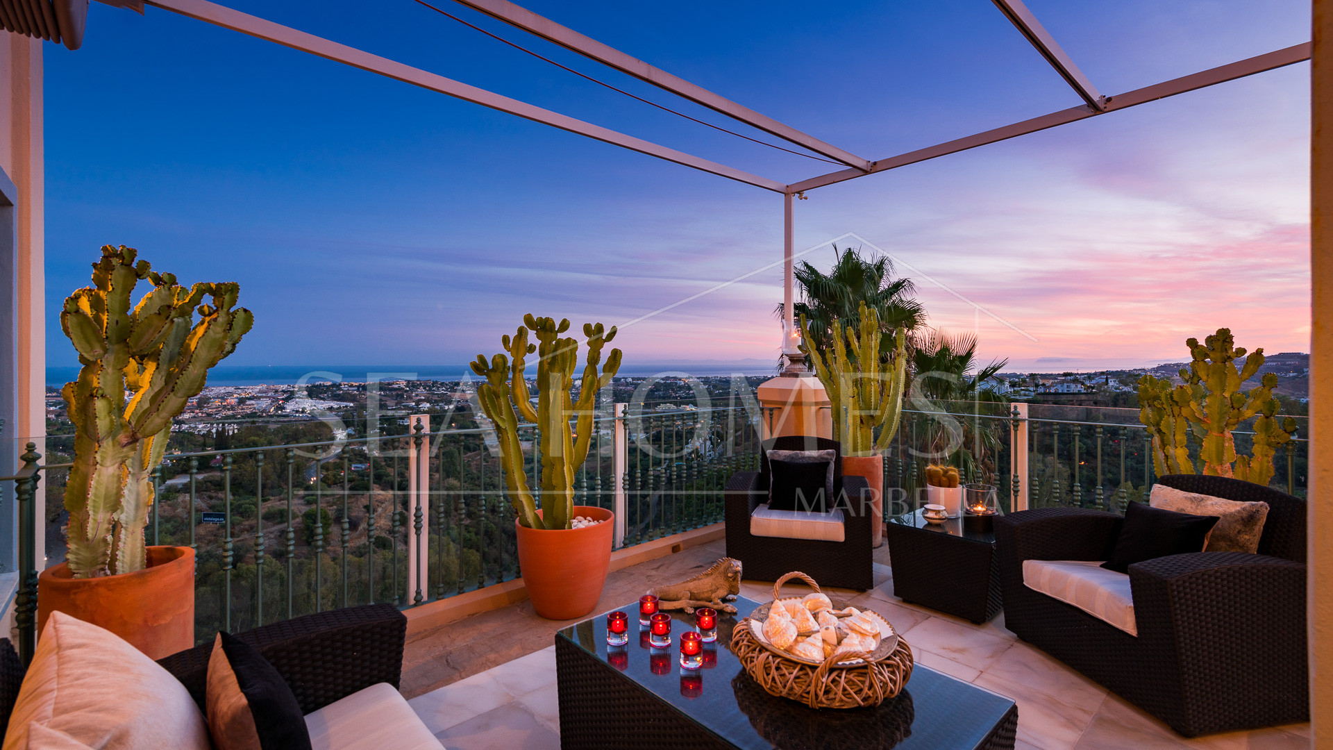 Stunning duplex penthouse with 5 bedrooms and panoramic sea views for sale in Monte Halcones, Benahavis