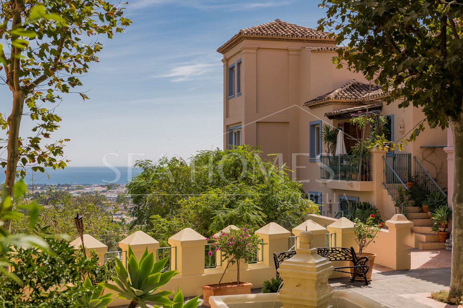 Stunning duplex penthouse with 5 bedrooms and panoramic sea views for sale in Monte Halcones, Benahavis