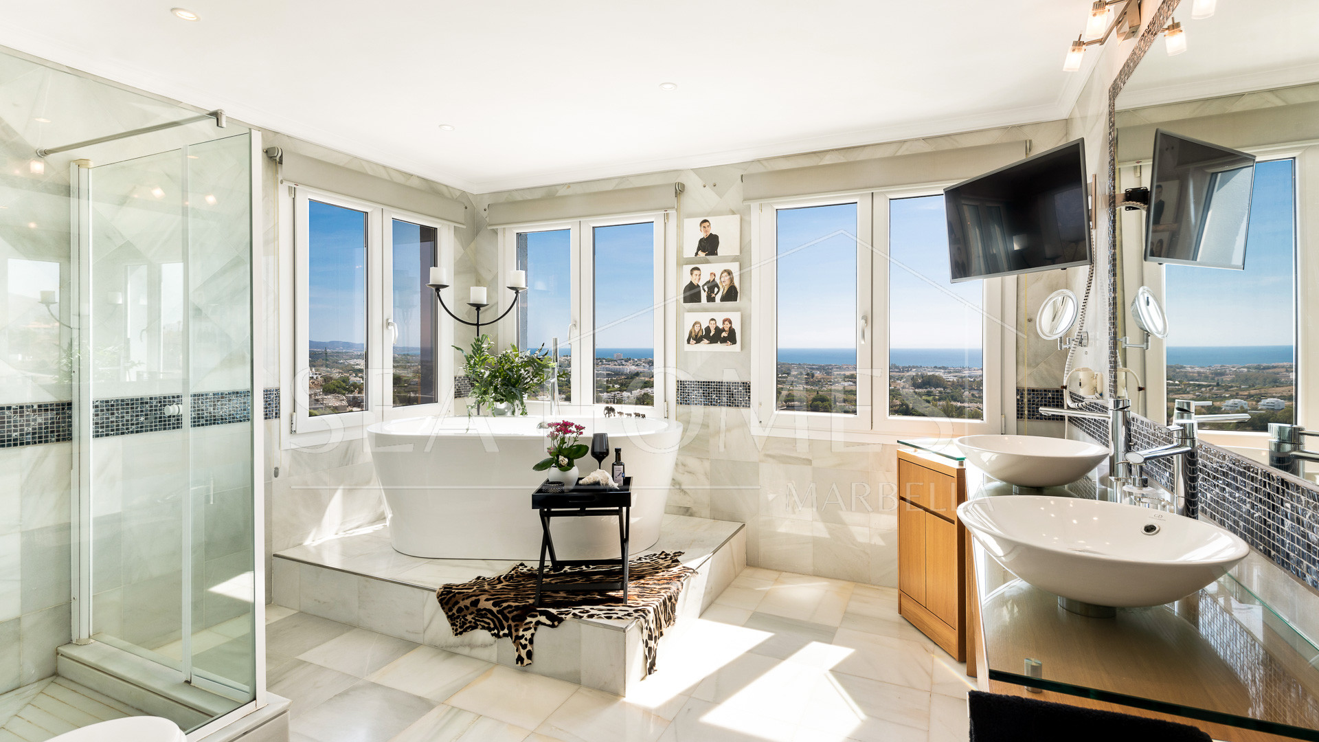 Stunning duplex penthouse with 5 bedrooms and panoramic sea views for sale in Monte Halcones, Benahavis