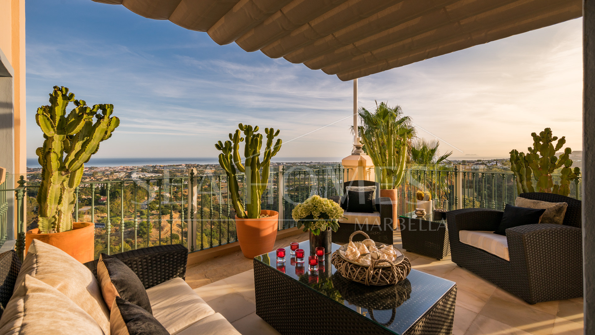 Stunning duplex penthouse with 5 bedrooms and panoramic sea views for sale in Monte Halcones, Benahavis