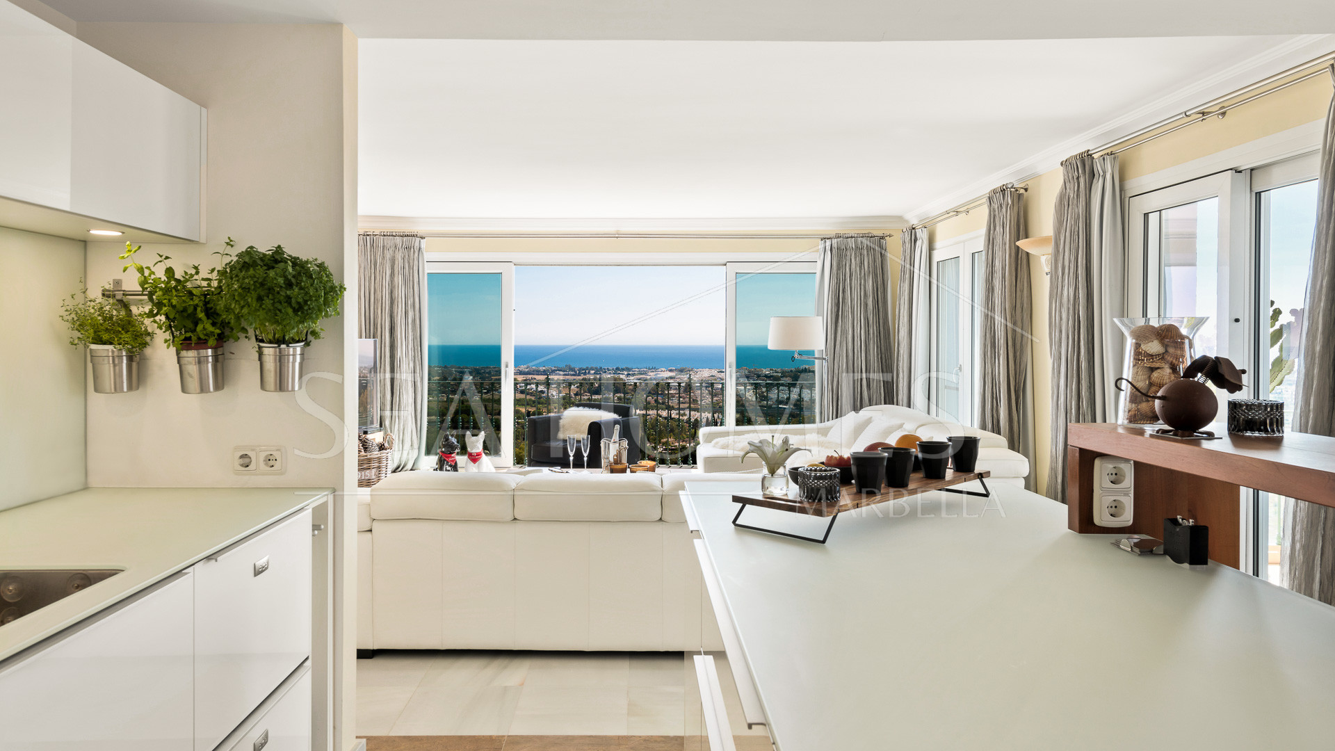 Stunning duplex penthouse with 5 bedrooms and panoramic sea views for sale in Monte Halcones, Benahavis