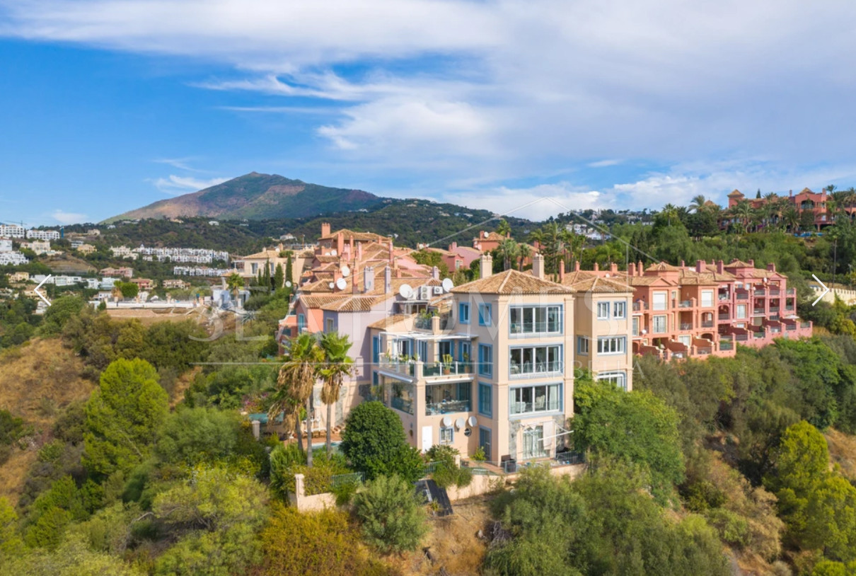 Stunning duplex penthouse with 5 bedrooms and panoramic sea views for sale in Monte Halcones, Benahavis