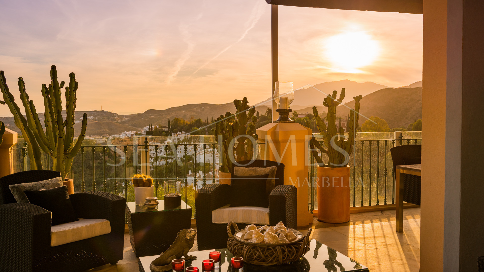 Stunning duplex penthouse with 5 bedrooms and panoramic sea views for sale in Monte Halcones, Benahavis