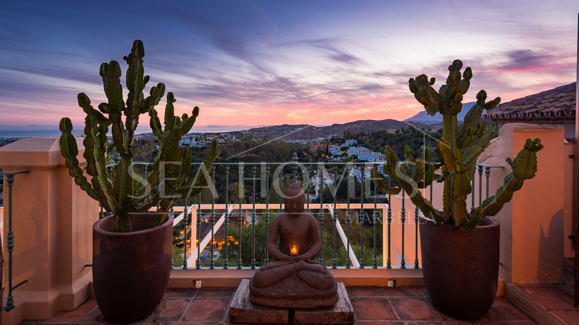 Stunning duplex penthouse with 5 bedrooms and panoramic sea views for sale in Monte Halcones, Benahavis