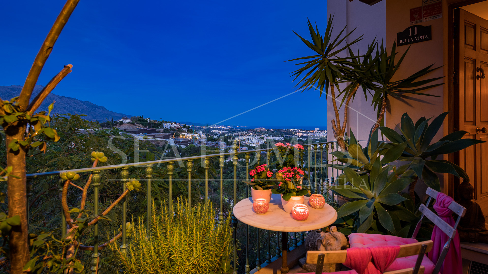 Stunning duplex penthouse with 5 bedrooms and panoramic sea views for sale in Monte Halcones, Benahavis