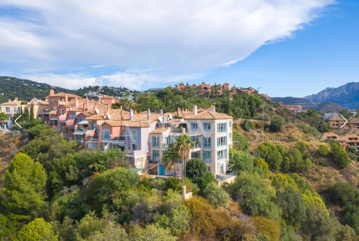 Stunning duplex penthouse with 5 bedrooms and panoramic sea views for sale in Monte Halcones, Benahavis