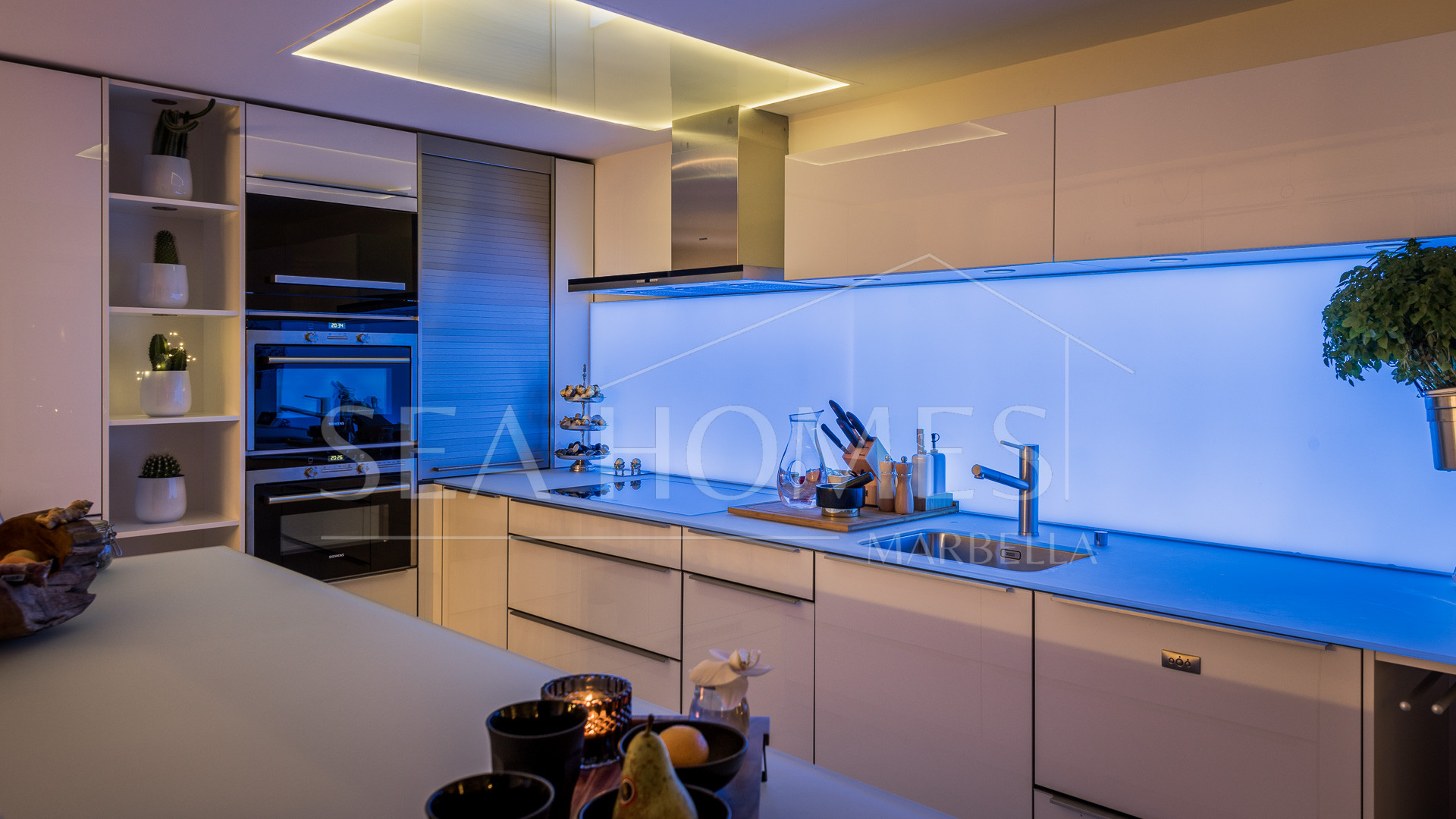 Stunning duplex penthouse with 5 bedrooms and panoramic sea views for sale in Monte Halcones, Benahavis