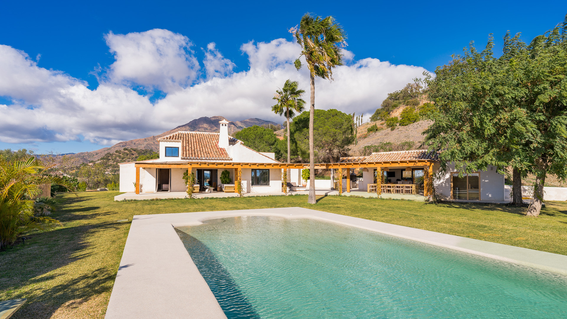 Qlistings - introducing a Magnificent Luxury Villa with Unrivalled Views in Estepona Property Image