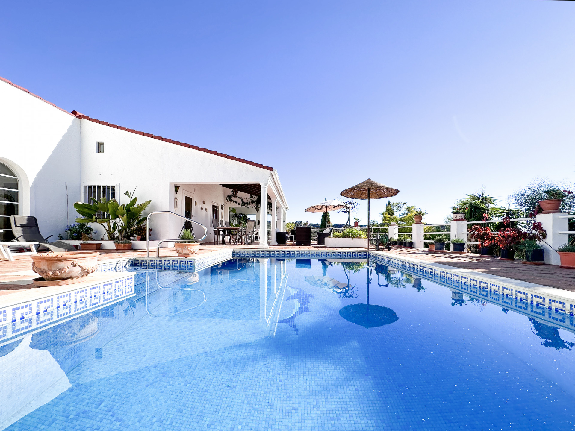 Qlistings - Captivating Country Estate with Guest House and Excellent Sea Views in El Velerin, Estepona Property Image