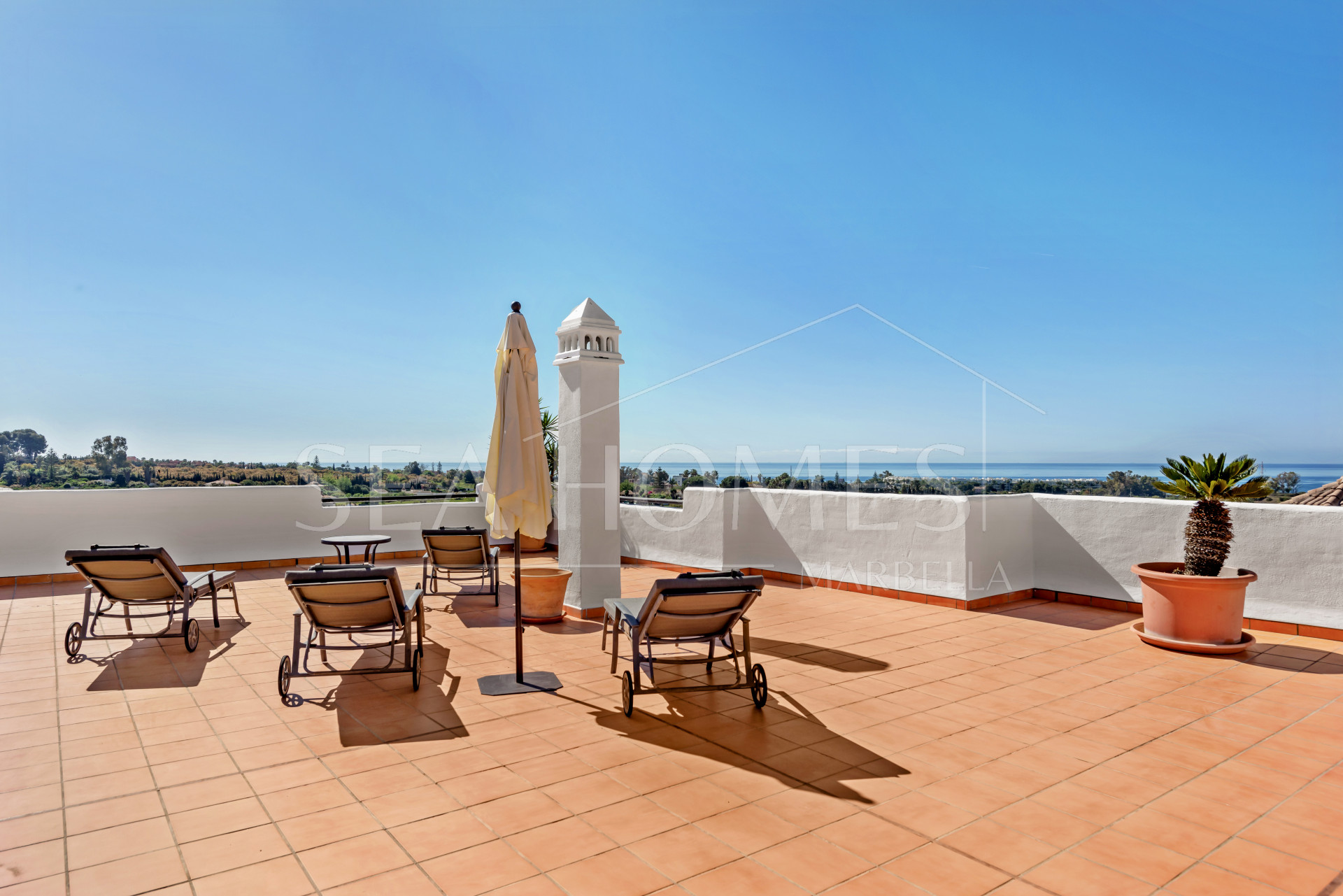 Beautiful 3 bedroom duplex penthouse with sea views for sale in Selwo, Estepona New Golden Mile