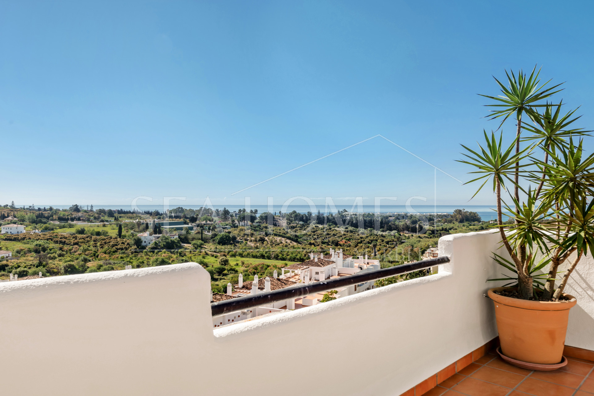 Beautiful 3 bedroom duplex penthouse with sea views for sale in Selwo, Estepona New Golden Mile