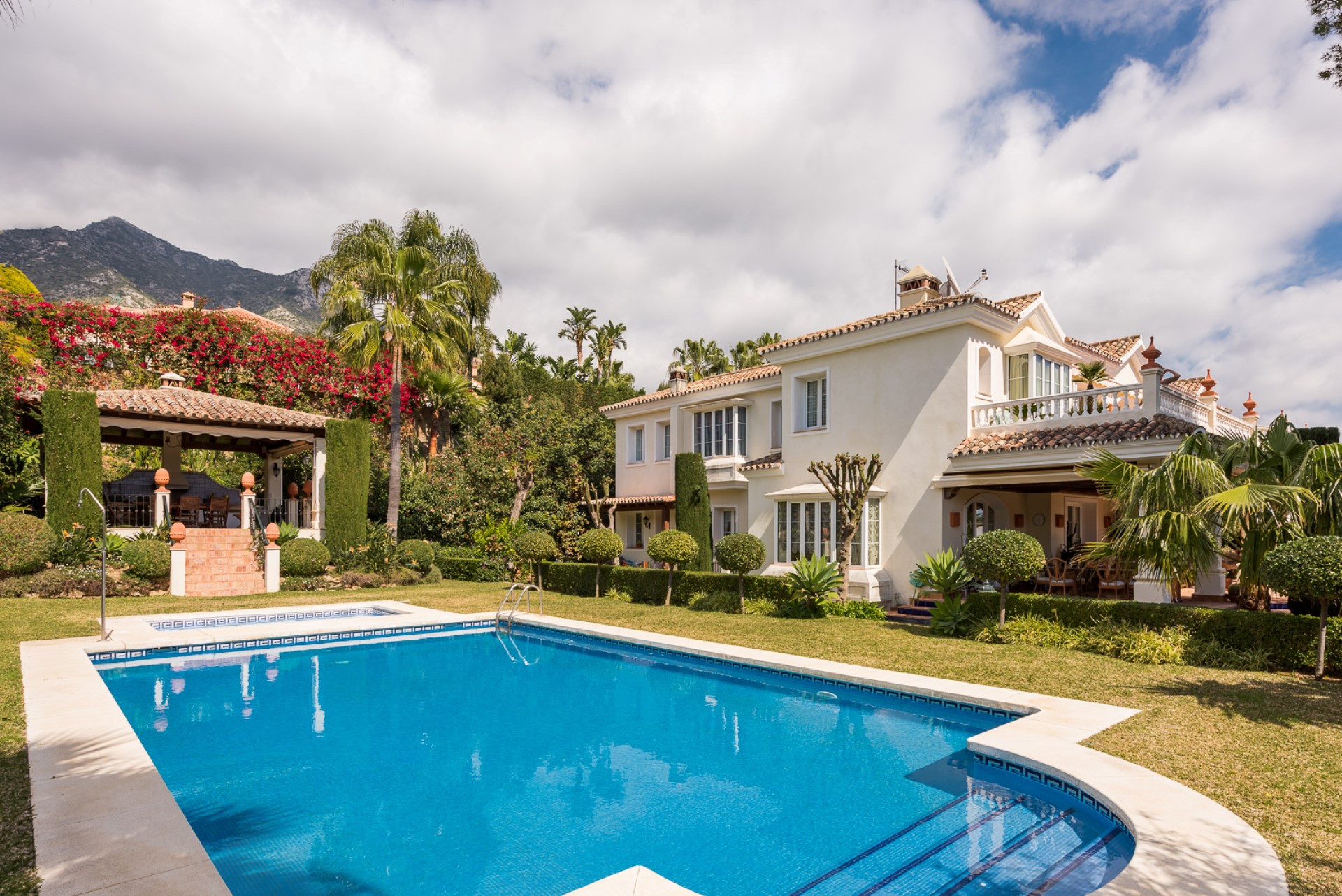 Qlistings - Luxurious and elegant villa for sale in Sierra Blanca with sea views, Marbella Property Image