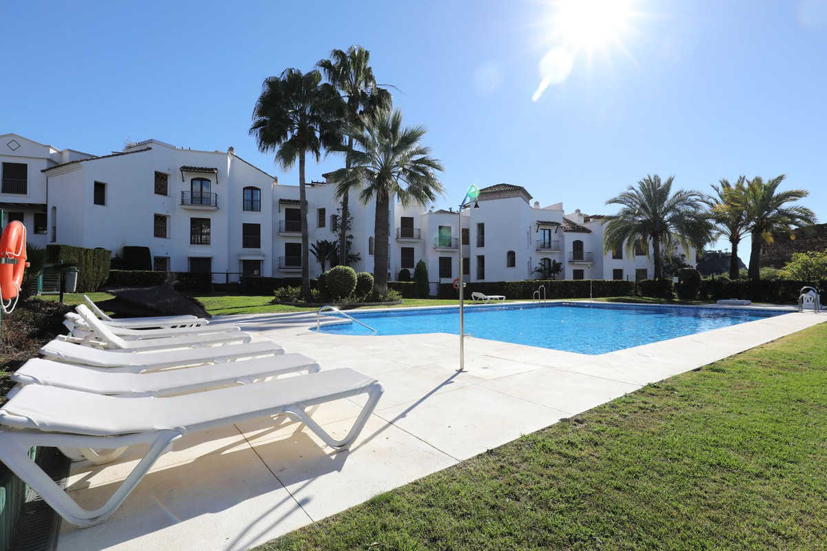 Apartamento en venta en Los Arqueros, Benahavis