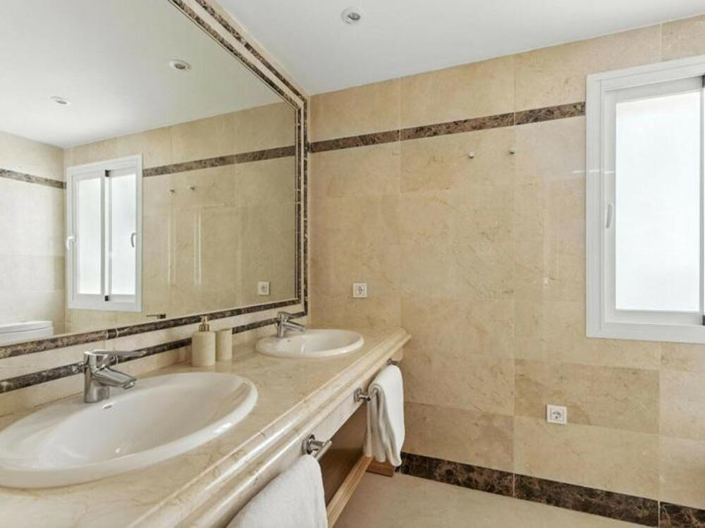 Sophisticated 4-Bedroom Apartment on Marbella’s Iconic Golden Mile