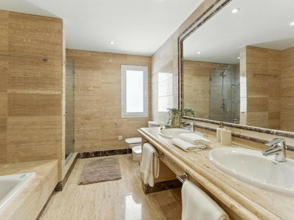 Sophisticated 4-Bedroom Apartment on Marbella’s Iconic Golden Mile