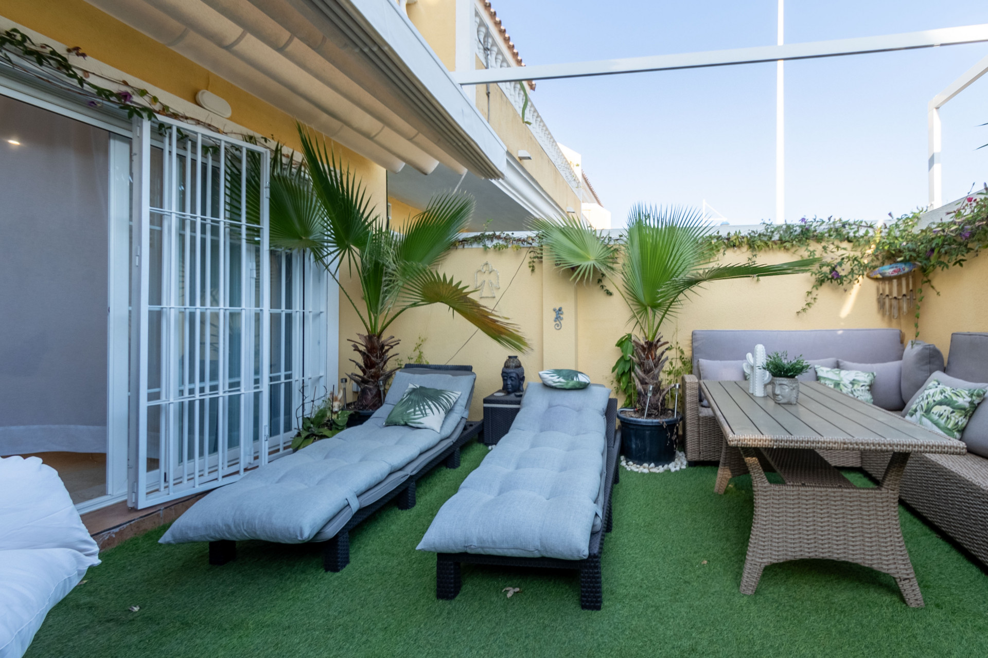 Moderno Adosado Sur-Facing con Acabados Premium – Move-In Ready