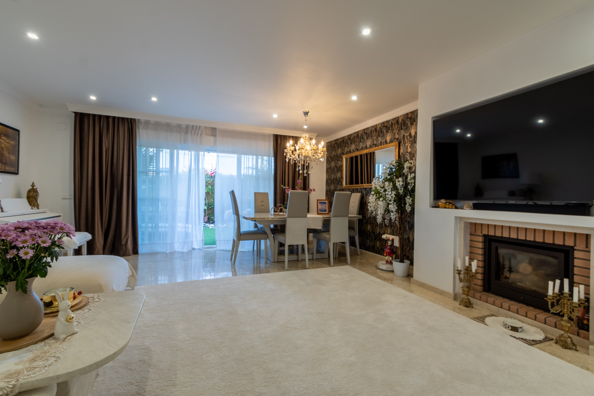 Moderno Adosado Sur-Facing con Acabados Premium – Move-In Ready