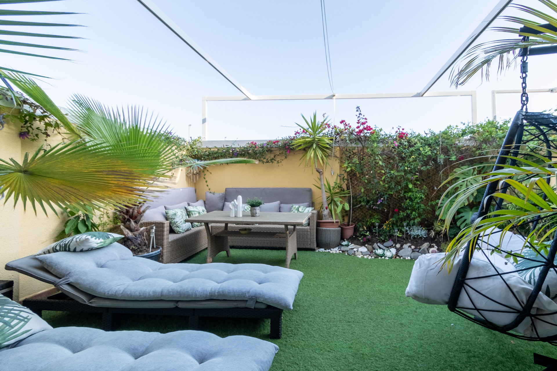 Moderno Adosado Sur-Facing con Acabados Premium – Move-In Ready