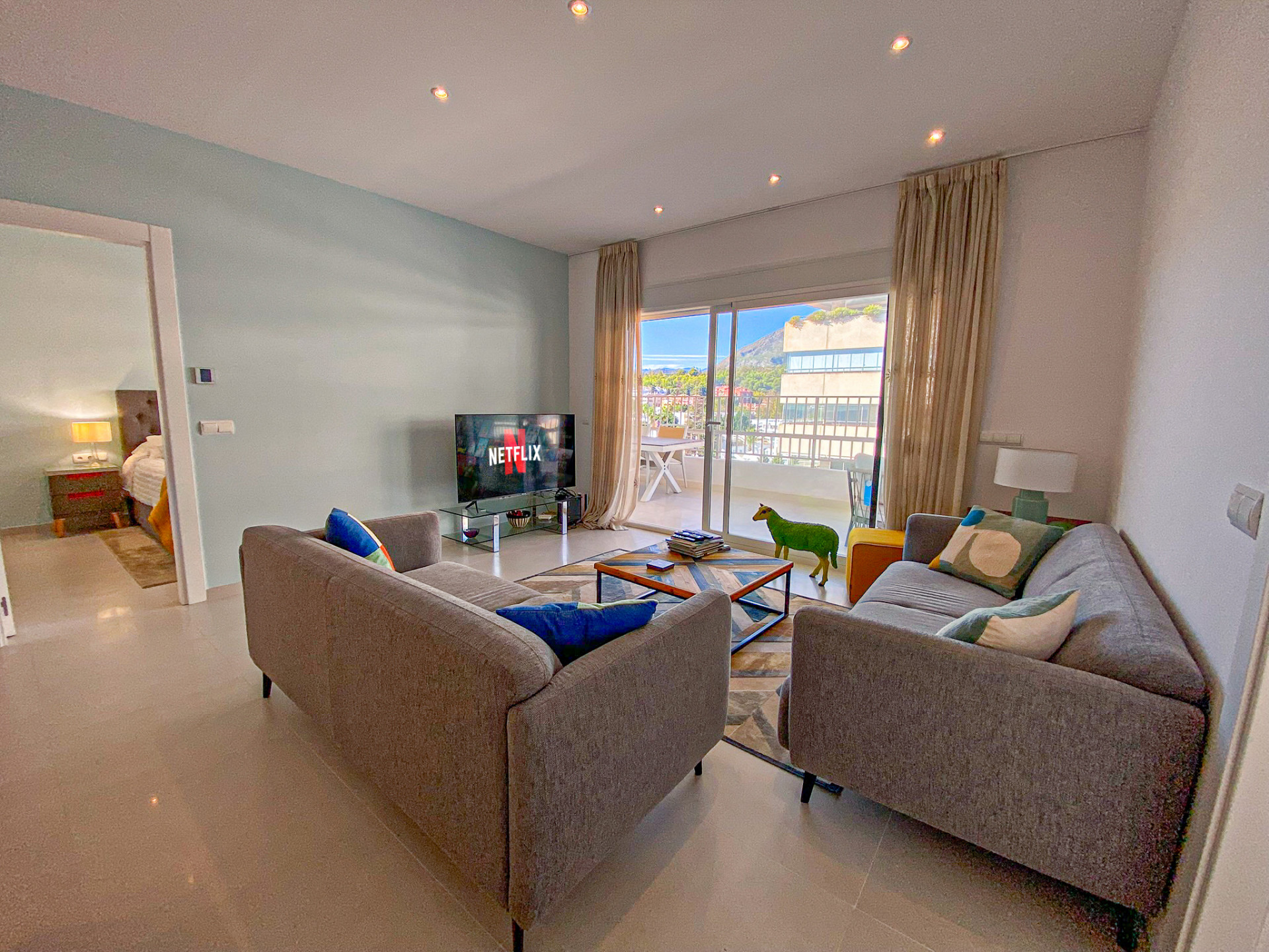 Beachside Refurbished 2 bedroom 2 bathroom apartment