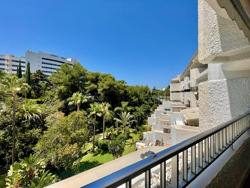 Elegant One-Bedroom Apartment on Marbella's Prestigious Golden Mile