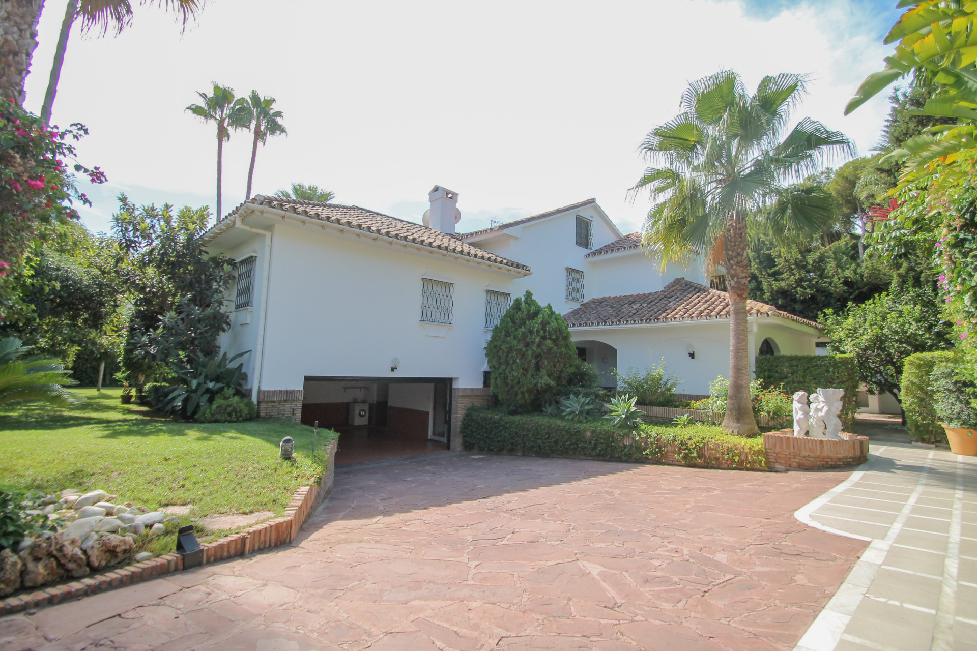 Elegant Six-Bedroom Villa in Marbella East, Marbella