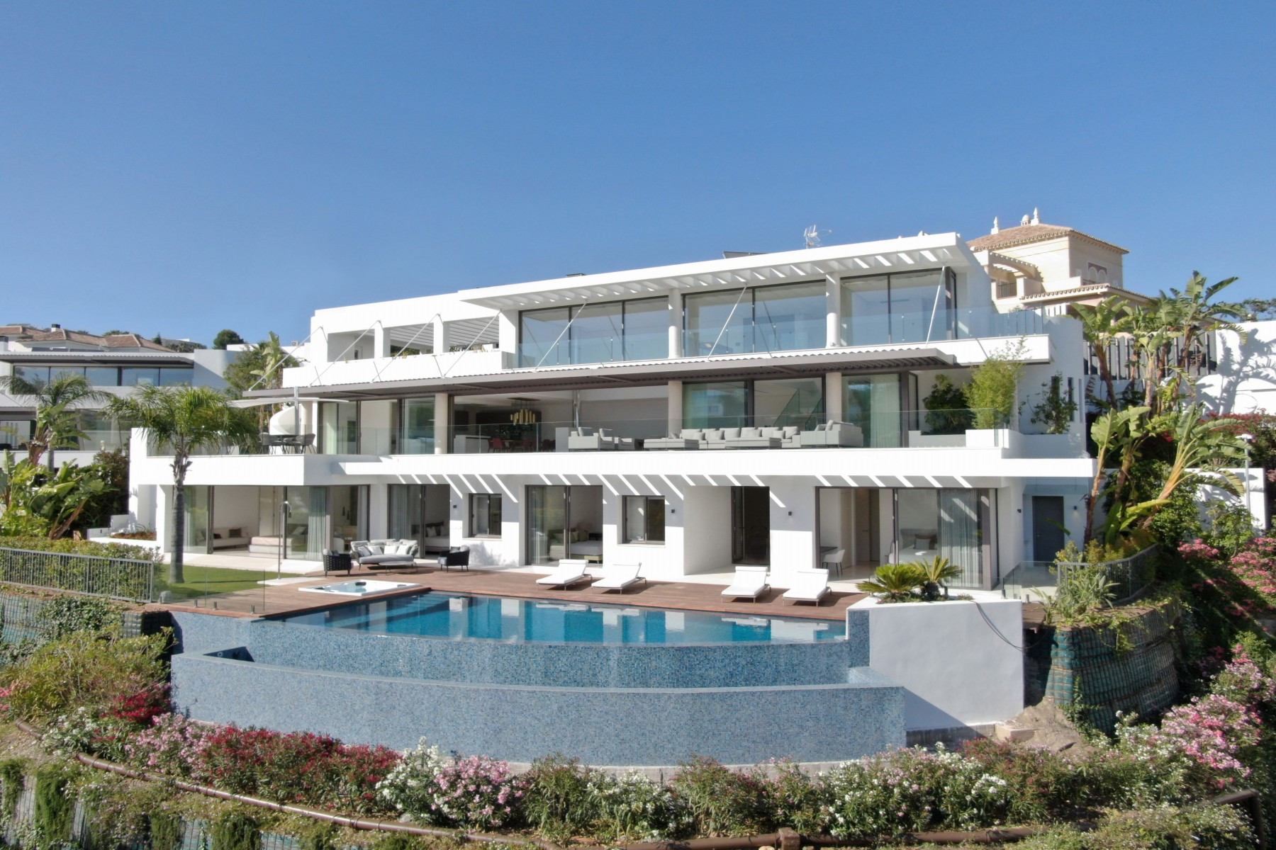 Modern brand new five bedroom villa with sea and golf views in La Quinta