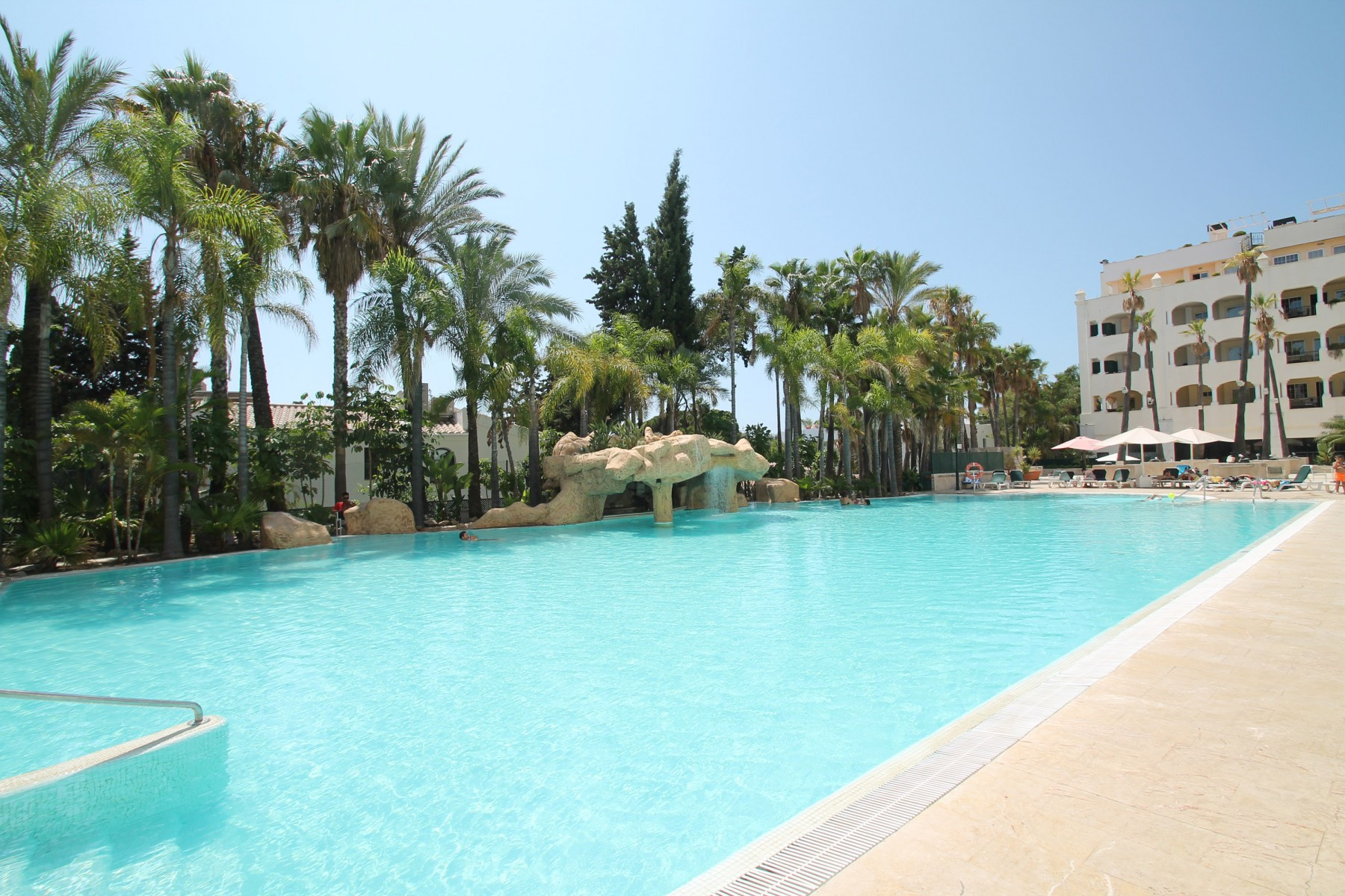 Beachside South-facing two bedroom apartment on Marbella's Golden Mile