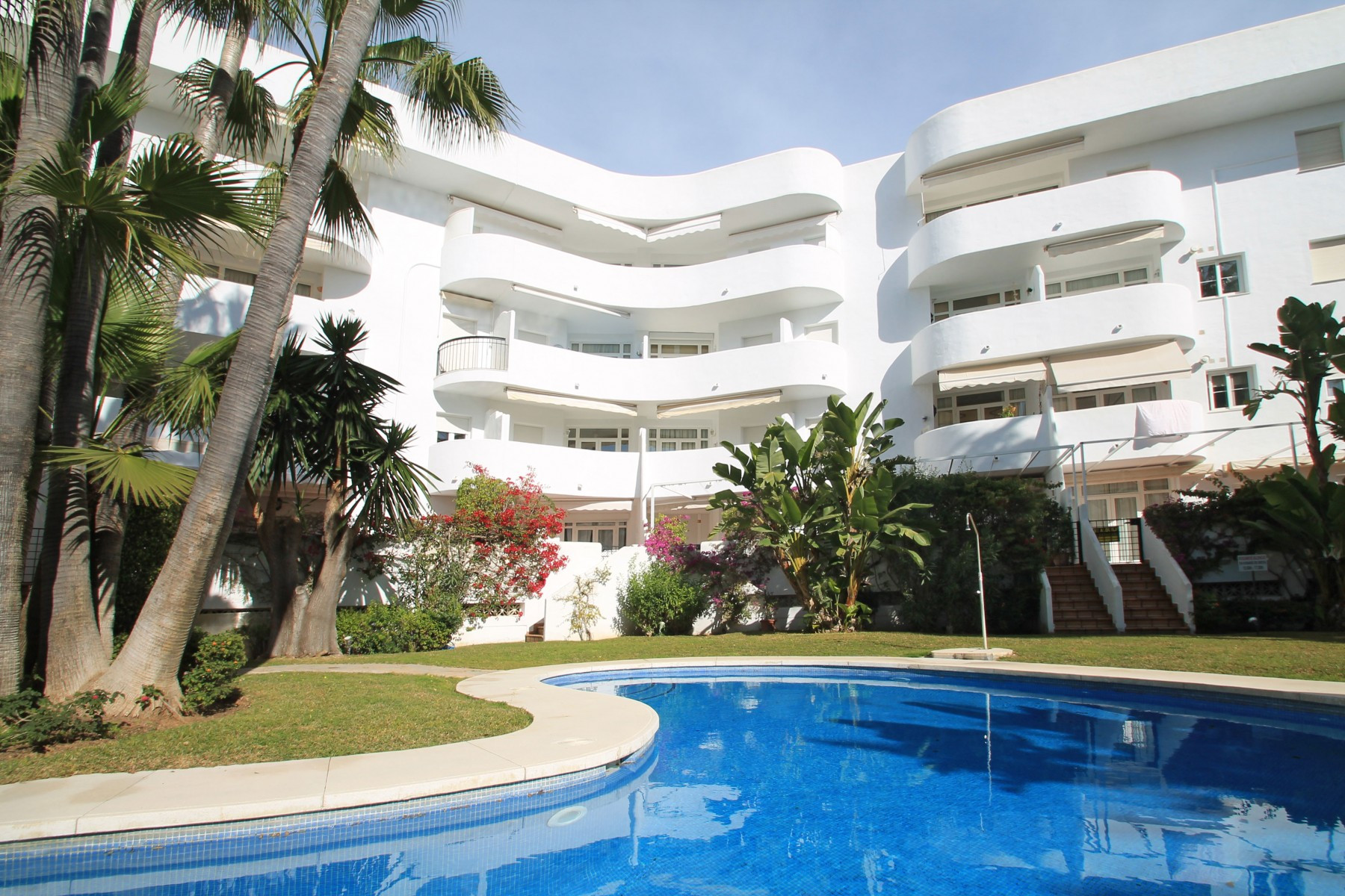 Three bedroom second floor apartment in Marbella Real