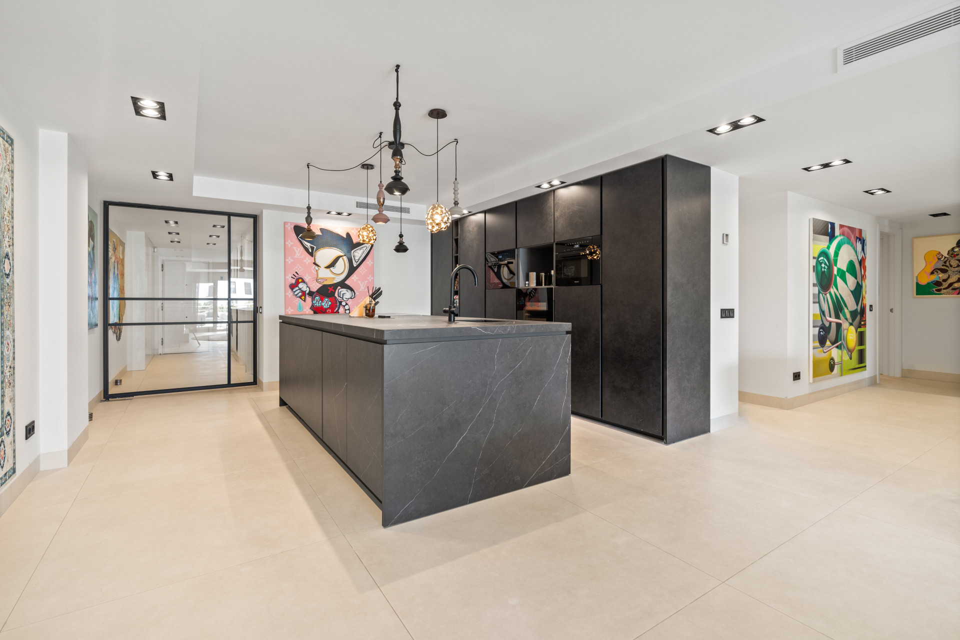 Stunning Fully Renovated 4-Bedroom Apartment in Playas del Duque – Puerto Banús — photo 8
