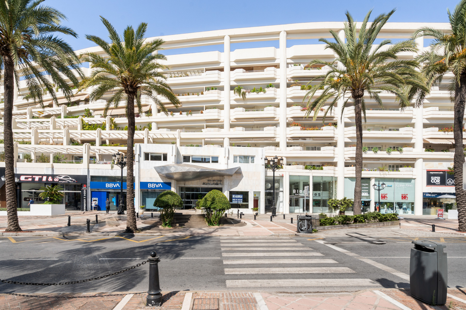 Stunning Fully Renovated 4-Bedroom Apartment in Playas del Duque – Puerto Banús — photo 2