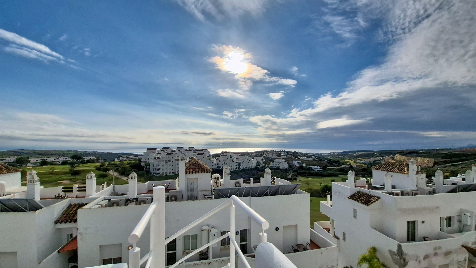 Stunning penthouse with a solarium, located in the heart of the prestigious 18-hole golf course.