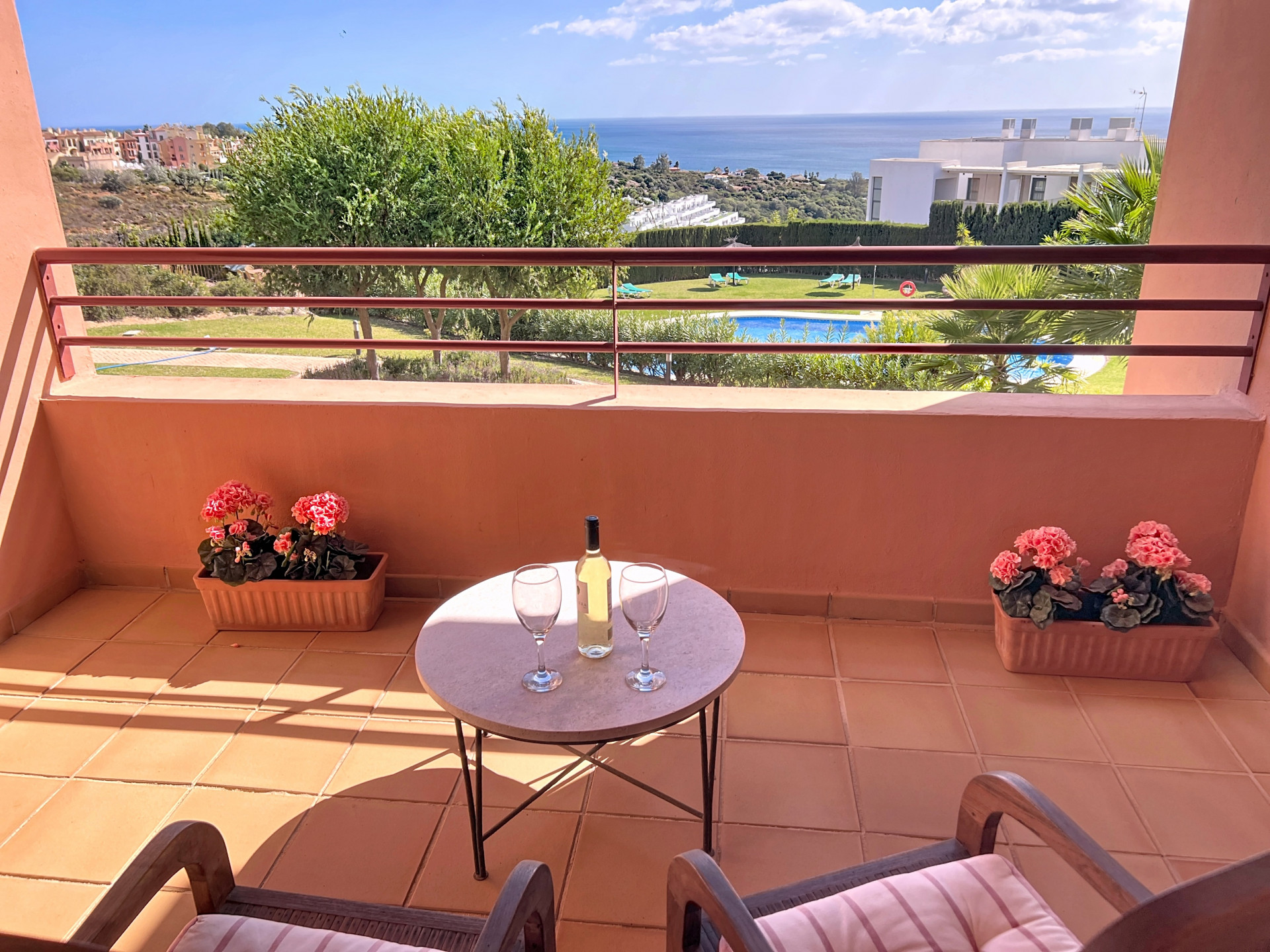 Stunning Apartment with 40 m² Terrace, Sea Views & Prime Location near Sotogrande