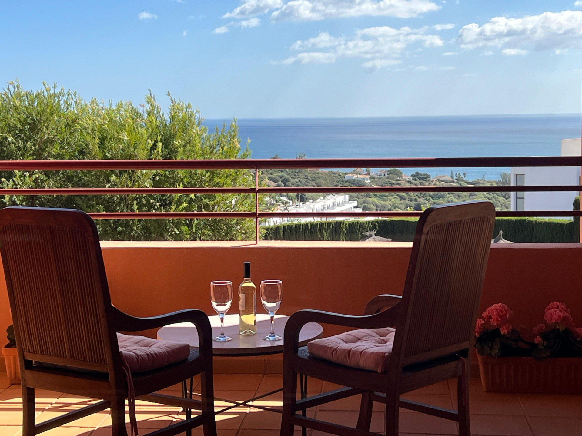 Stunning Apartment with 40 m² Terrace, Sea Views & Prime Location near Sotogrande