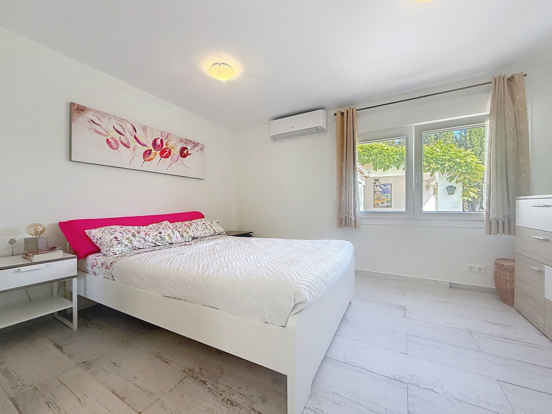 Detached Single-Storey Villa with Guest Apartment, Private Pool and Sea Views — photo 8