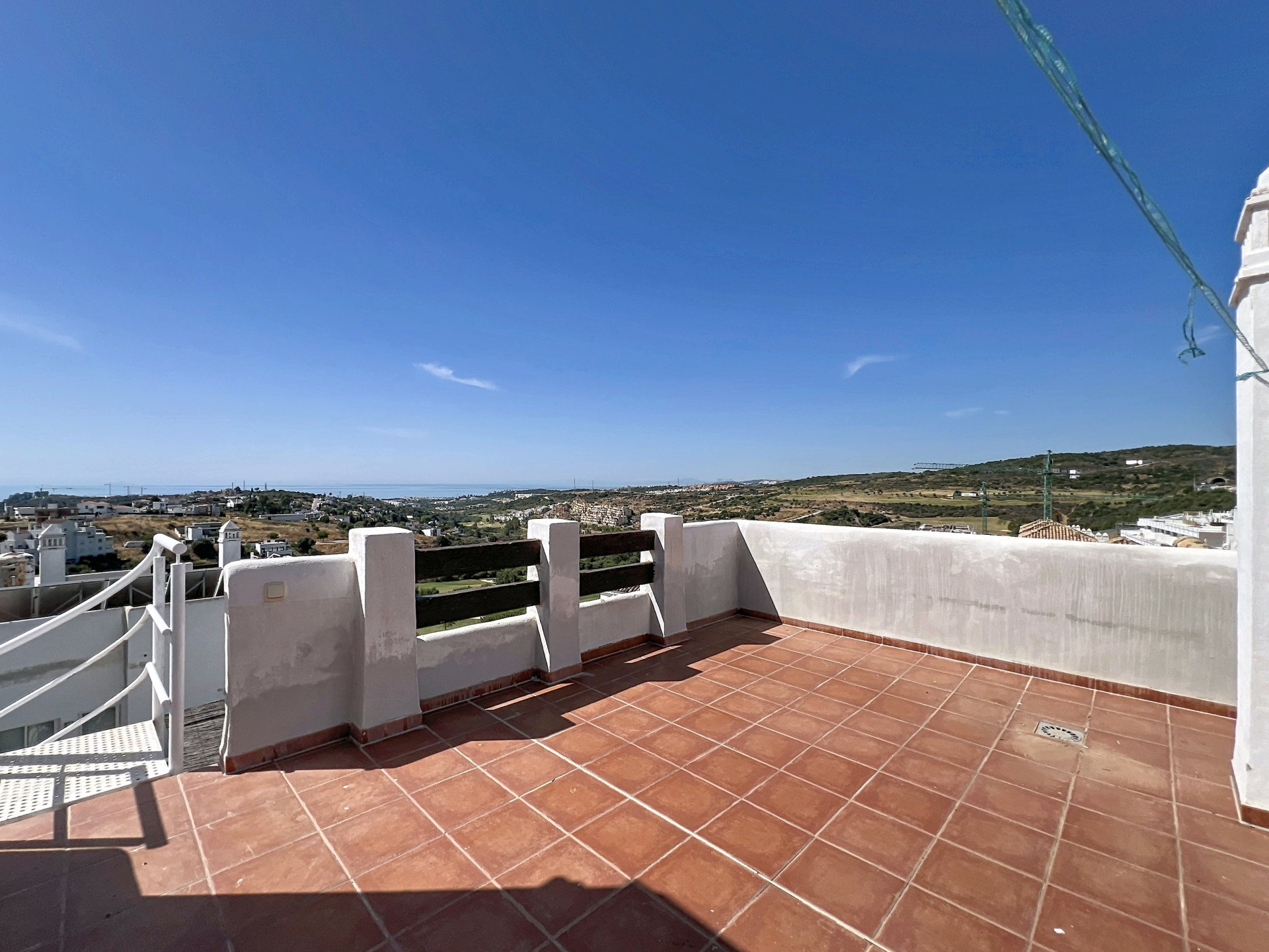 Stunning Penthouse with Rooftop Solarium and Panoramic Golf, Mountain & Sea Views in Valle Romano, Estepona — photo 9