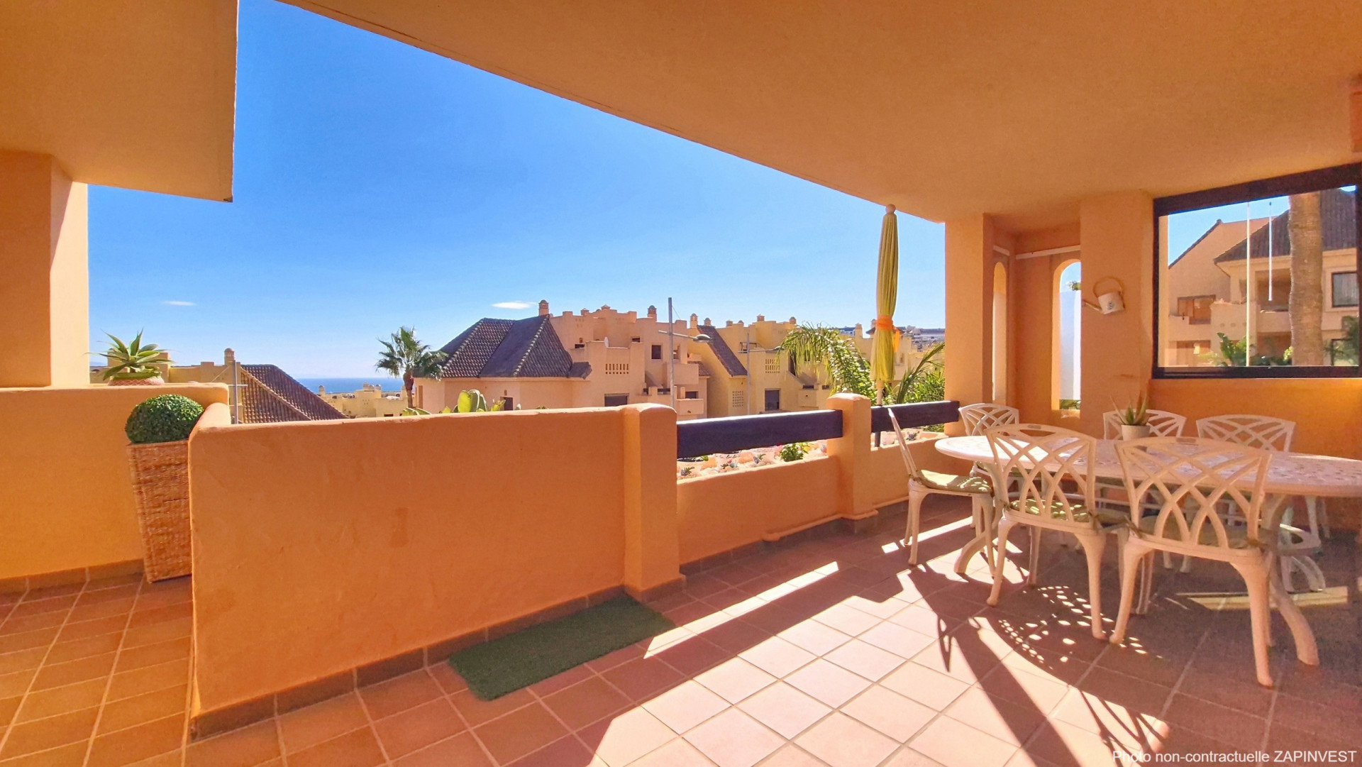 Bright Apartment with Sea and Golf Views in La Duquesa