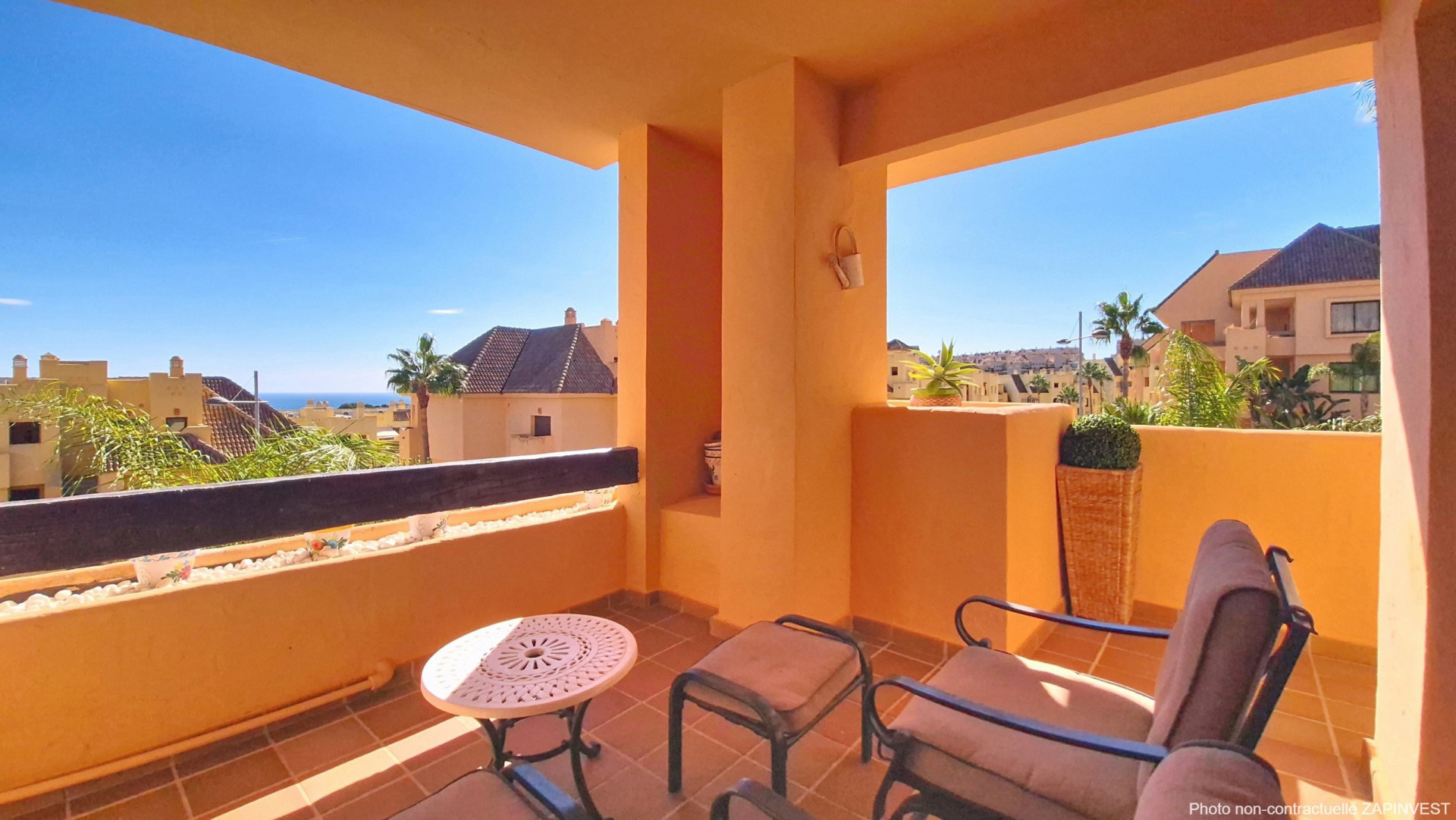 Bright Apartment with Sea and Golf Views in La Duquesa