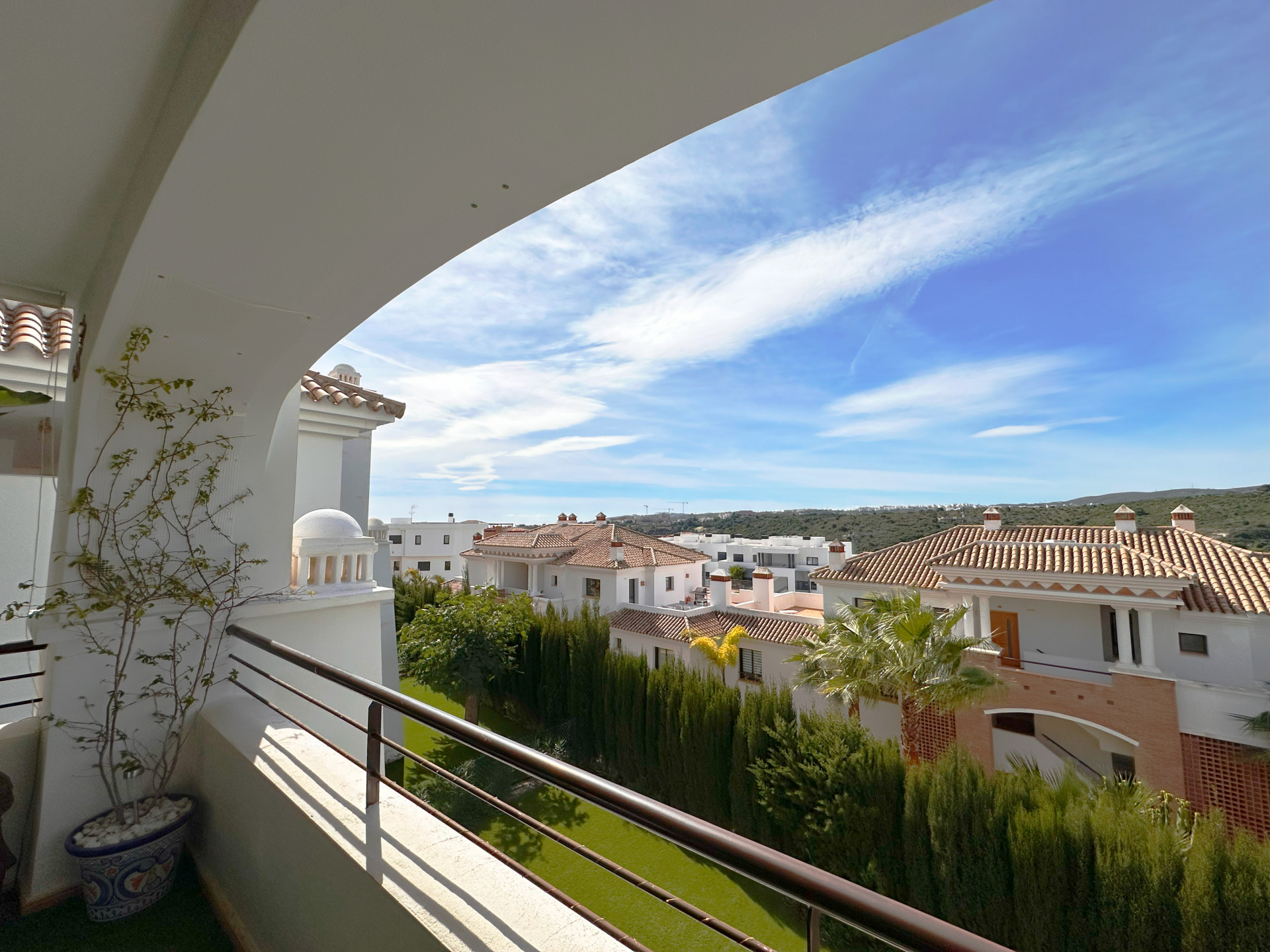 Espectacular y amplio apartamento en Casares Golf.