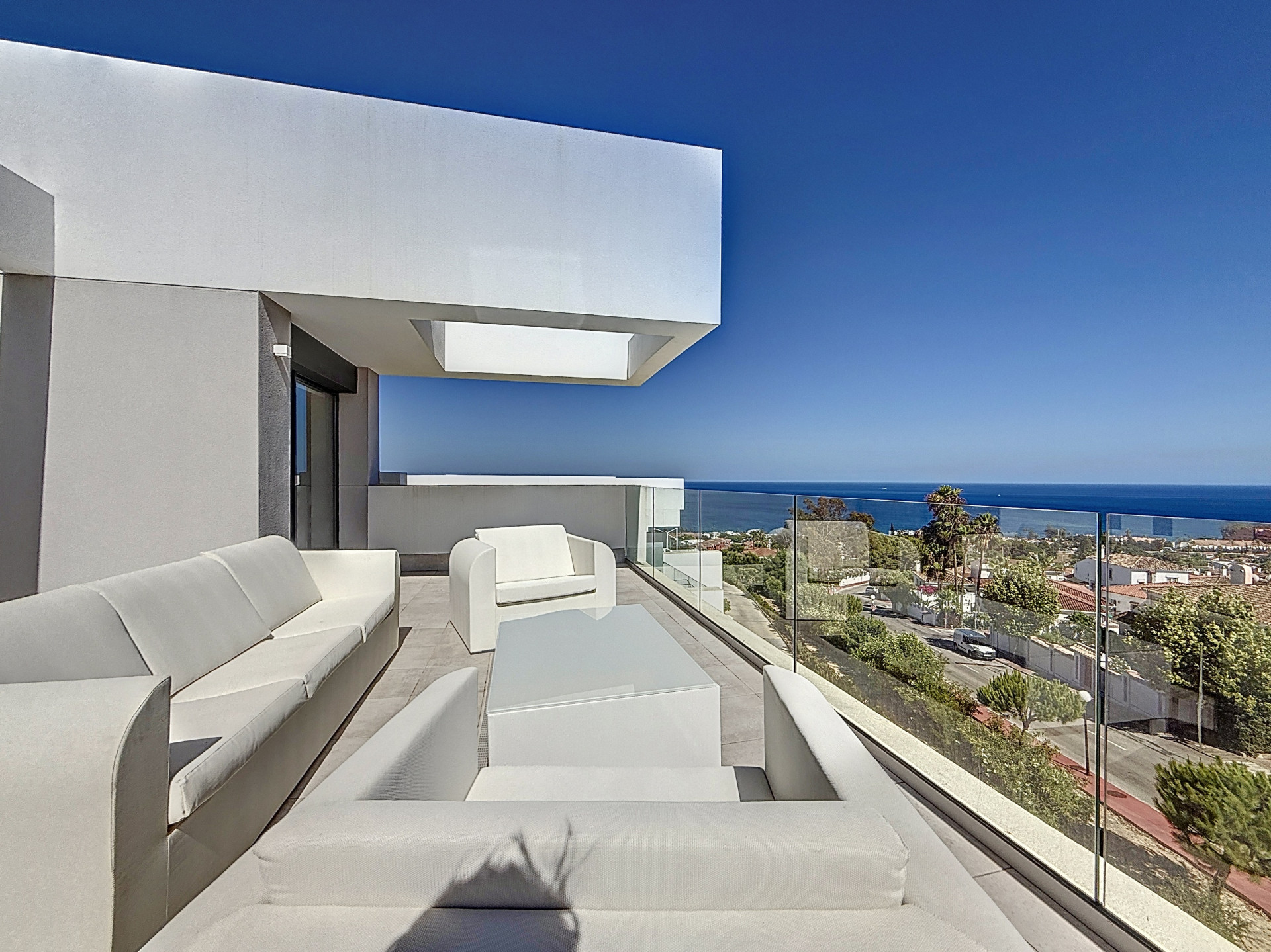 Exclusive Penthouse with Panoramic Sea Views in La Duquesa – Luxury, Comfort, and Prime Location