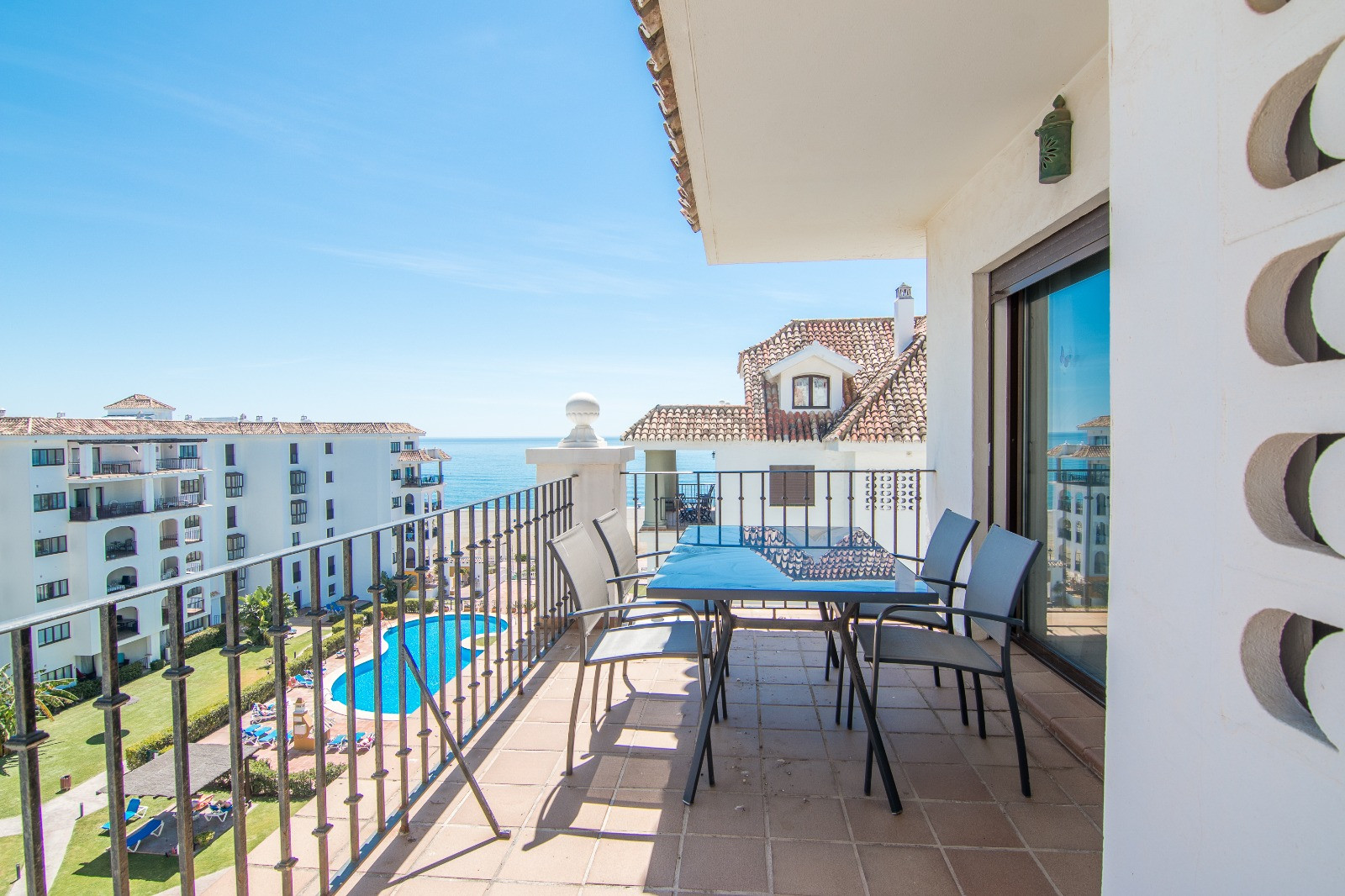 Stunning Front Line Beach Apartment with Marina and Sea Views in Puerto La Duquesa