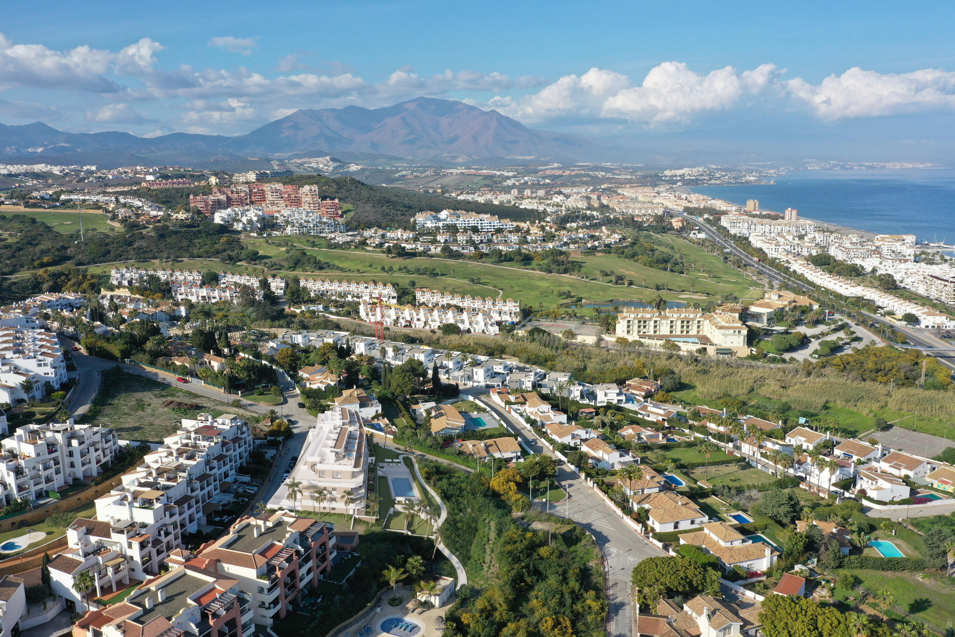 Moderno Apartamento de Obra Nueva con Vistas al Mar en Los Hidalgos, Manilva