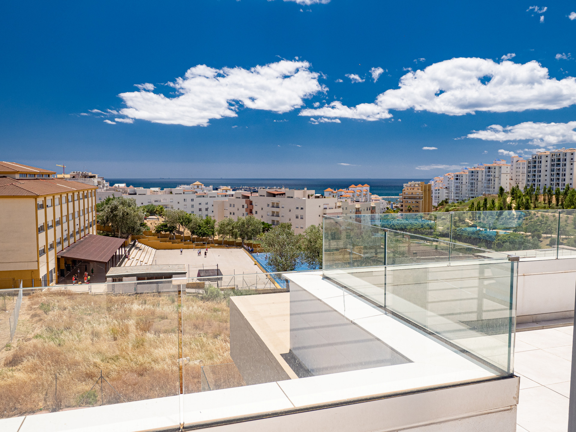 Splendid penthouse with terrace and solarium, modern and brand new located in the fabulous town of Estepona.
