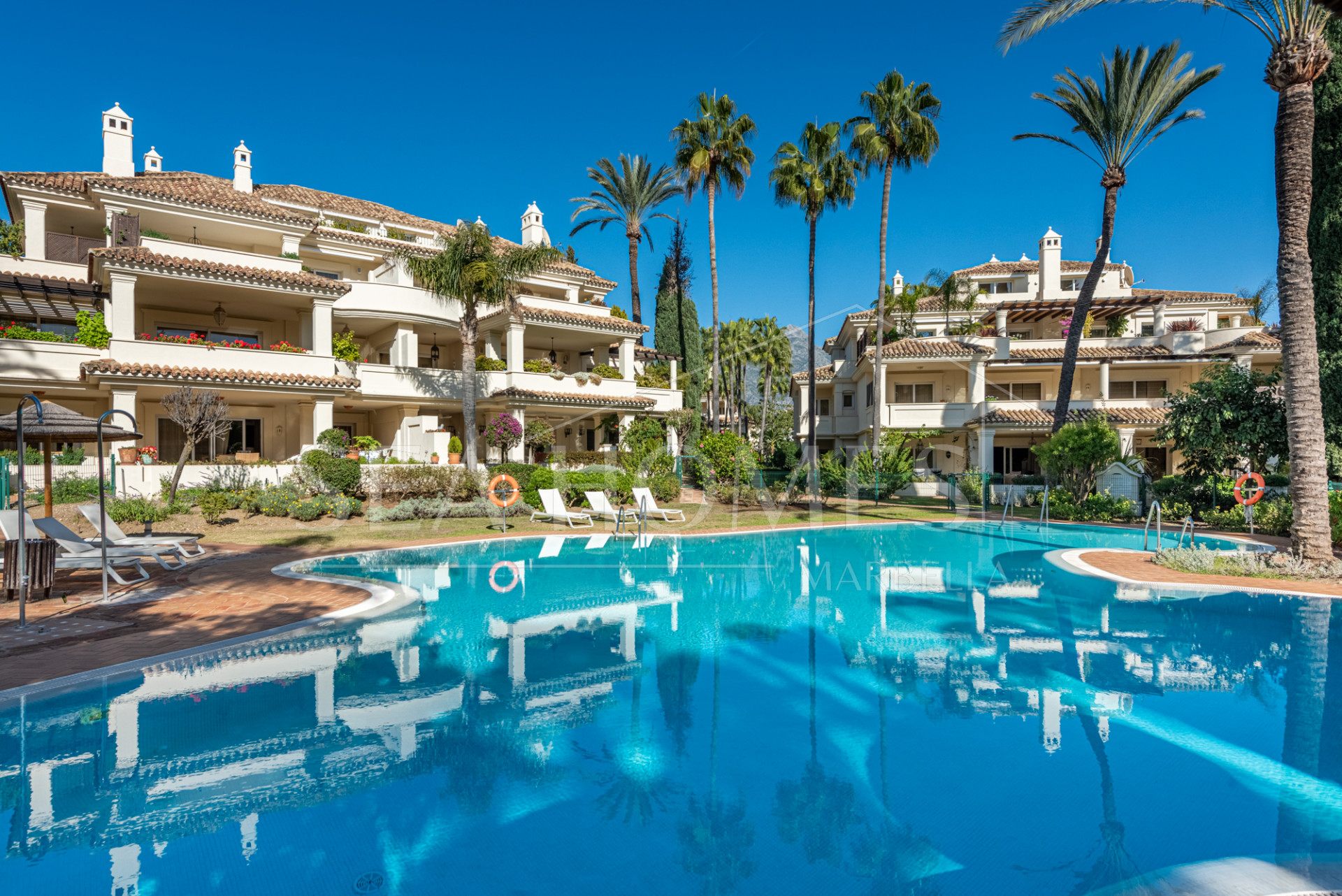 Luxury Penthouse in Las Alamandas, Nueva Andalucía – The Perfect Blend of Elegance and Convenience